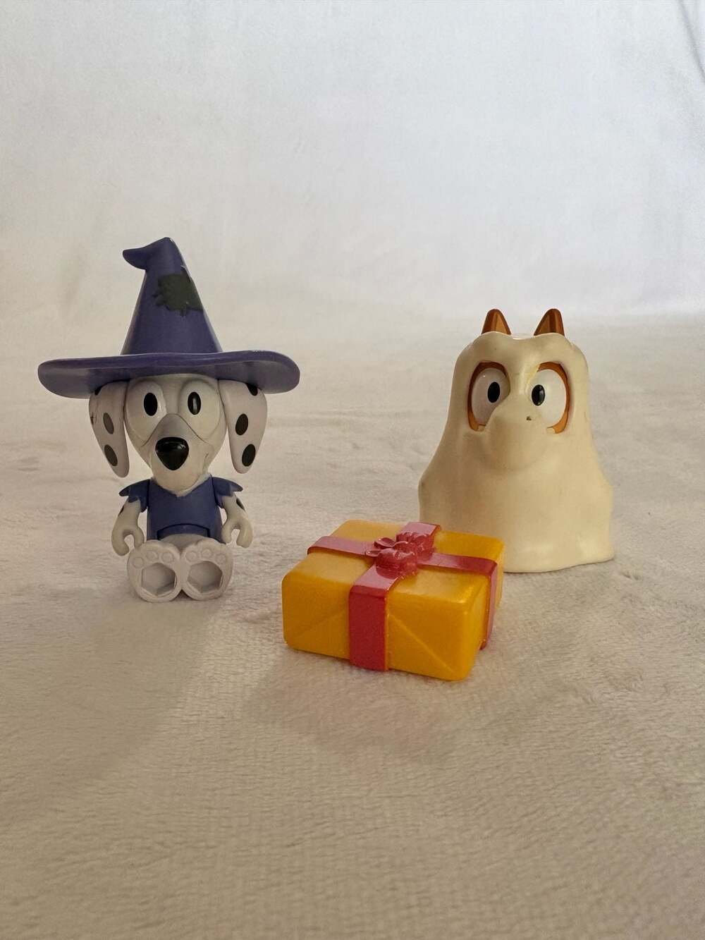 Bluey Halloween Figure Set: Witch Chloe and Ghost Bingo with Gift Accessory